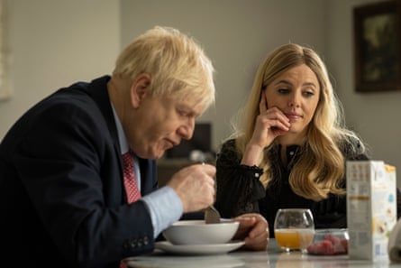 Boris Johnson (Kenneth Branagh) se remet de Covid, avec sa femme, Carrie (Ophelia Lovibond), dans la finale de This England de Sky Atlantic.