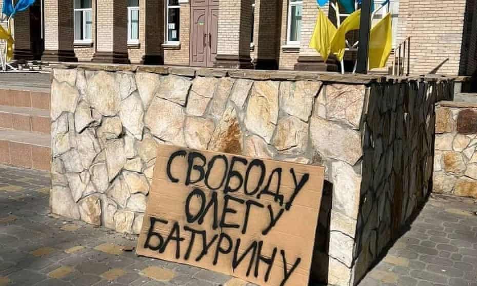 A sign stating ‘Freedom for Oleh Baturin’ in Kakhovka, southern Ukraine