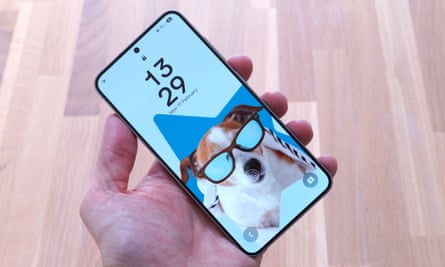 The lock screen of the Samsung Galaxy S25 held in a hand