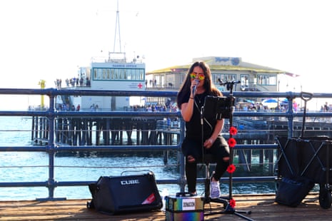 Reflecting on Things – a busker entertains the crowds