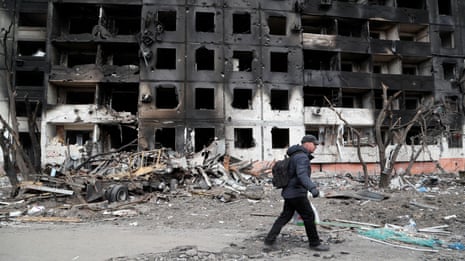 Ukrainians evacuate Mariupol after Russian airstrikes – video