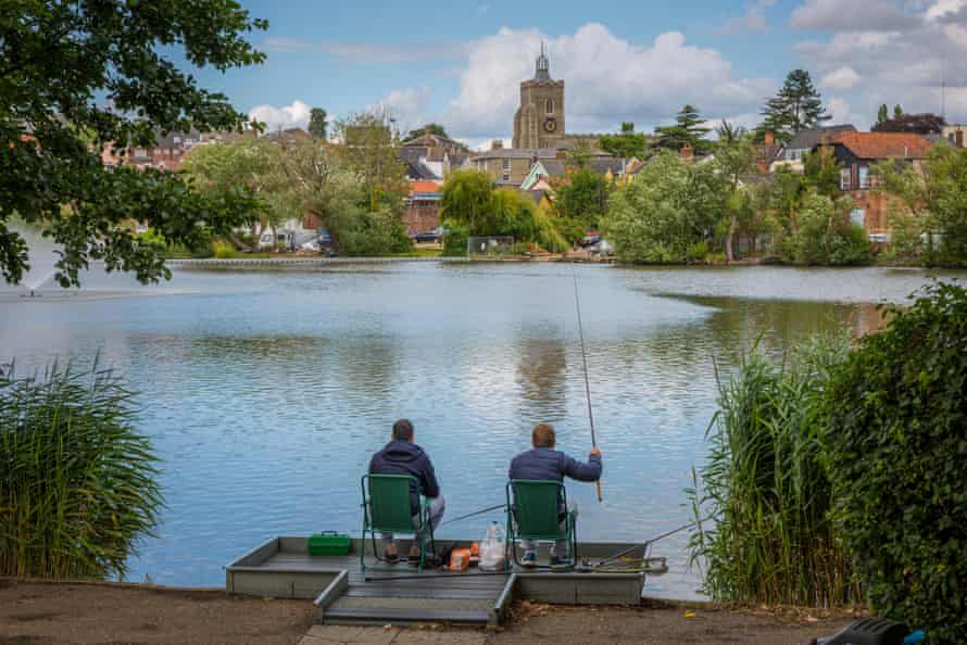 Anglers fishing Diss mere in the centre of Diss, South Norfolk, East Anglia, England, UK.JKTMDE Anglers fishing Diss mere in the centre of Diss, South Norfolk, East Anglia, England, UK.