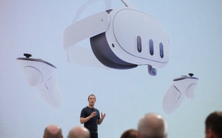 الرئيس التنفيذي لشركة Meta Mark Zuckerberg يظهر على خشبة المسرح مع صورة لسماعة الرأس VR الخاصة بالشركة في أواخر سبتمبر.