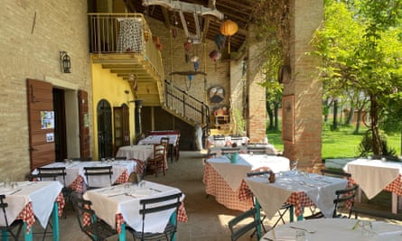 La Lanterna di Diogene, Solara, Modena restaurant, outdoors.