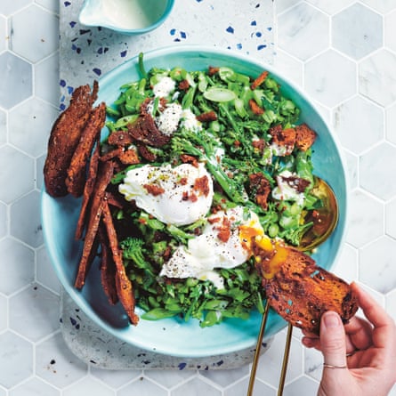 Salad brokolini hijau cerah dengan remah roti dan telur rebus di atasnya, dengan crouton besar di sampingnya.