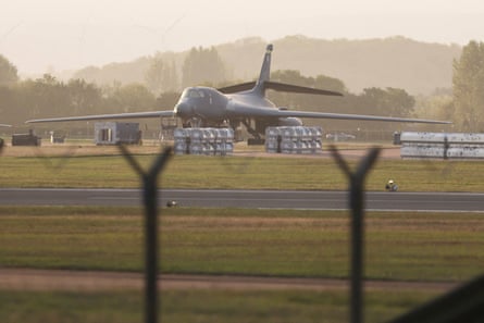 A B‑1B Lancer bomber parked at the RAF Fairford airbase