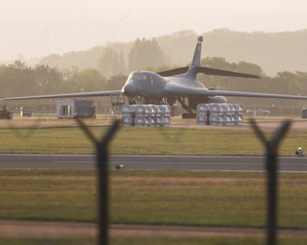 A B‑1B Lancer bomber parked at RAF Fairford airbase.