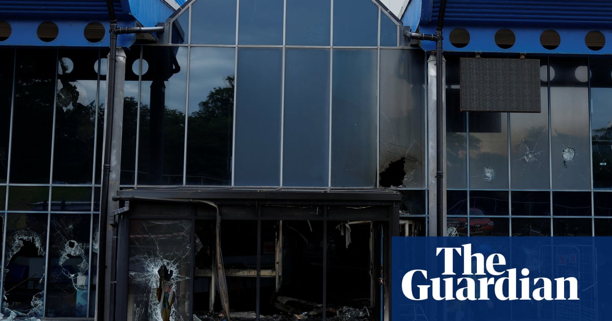 Northern Ireland's political unity cracks after leisure centre attack on third night of violence