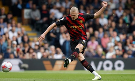 Erling Haaland slots home Manchester City’s penalty to go 1-0 up.