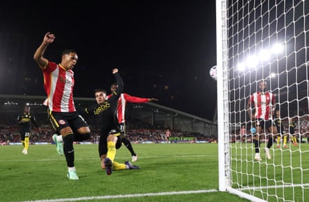 Fábio Carvalho fires Brentford into a three-goal lead from close range