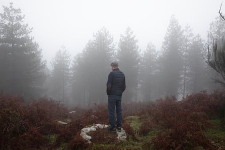 ميشيل بيريرا، 55 عامًا، مربي ومدرب جارانو، يبحث عن الخيول في سيرا دا كابريرا في البرتغال.