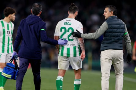 Isco trudges off after suffering his injury