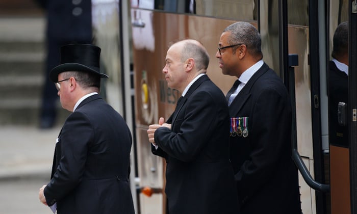 De gauche à droite : le secrétaire gallois Robert Buckland, le secrétaire d'État pour l'Irlande du Nord Chris Heaton-Harris et le secrétaire aux Affaires étrangères James Cleverly.
