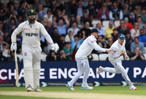 Harry Brook, da Inglaterra (à direita), é parabenizado por Jordan Cox após capturar o Imam-ul-Haq do Paquistão.