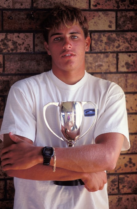 Un joven Slater después de ganar el Pro Junior de 1992 en North Narrabeen, Sydney.