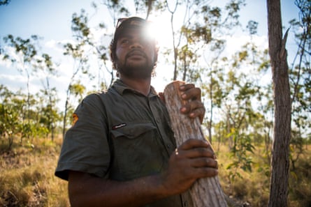 Wunggurr Ranger et l'homme Ngarinyin Emilio Nulgit sur le pays de Wilinggin après avoir récolté l'écorce d'un arbre filandreux.