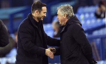 Frank Lampard dan Carlo Ancelotti berjabat tangan.