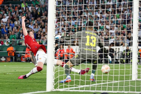 Wout Weghorst misses a chance at the end of the first half for Manchester United.