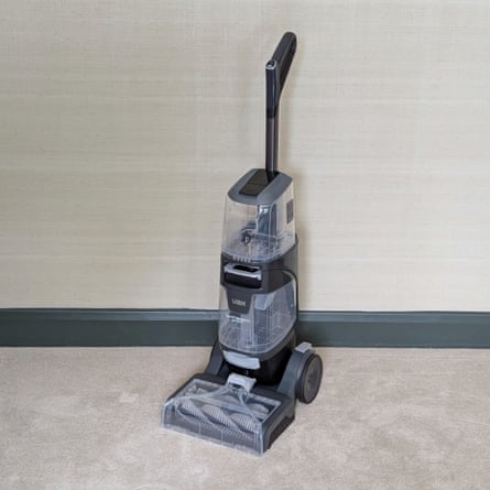 Andy Shaw testing carpet cleaners: Vax SmartWash XL angle