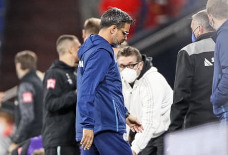 David Wagner leaves the pitch as Schalke coach for the last time.