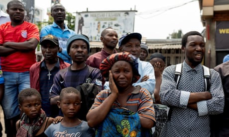 Un groupe de personnes dans la rue, certains regardaient inquiets