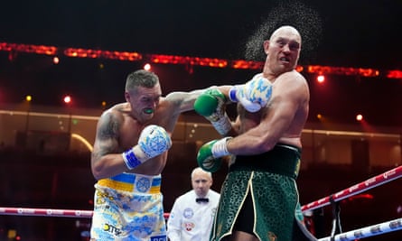 Oleksandr Usyk lands a left shot to Tyson Fury’s head