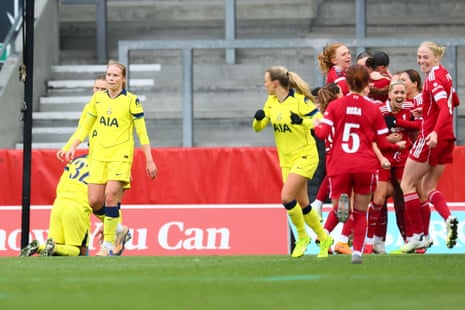 WSL round-up: Man City win late to stay nine points clear as Man United rout Aston Villa