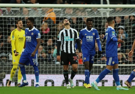 Bruno Guimaraes de Newcastle United reacciona después de perder el gol desde 20 yardas.