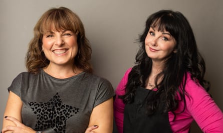 Tara Flynn e Marian Keyes, apresentadoras do programa de conselhos sobre meia-idade Now You're Asking.