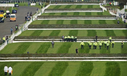 Les policiers répondent aux militants d'Animal Rising qui tentent d'envahir l'hippodrome avant le Grand National à Aintree.