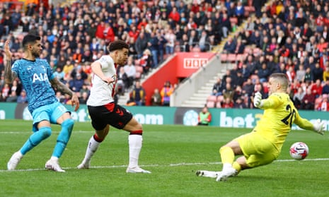 Che Adams of Southampton scores the home side’s equaliser past Spurs keeper Fraser Forster while under pressure from Cristian Romero.