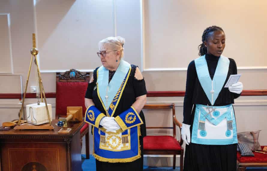 De gauche à droite : Linda Green, 68 ans, de Loughton.  Sa loge est Nore Light No 35 à Southend mais elle est membre de plusieurs.  Gaëlle Ndanga-Adjovi 36 ans, la Garde Intérieure au sein de la loge.  La paire est photographiée à la fin de la réunion de Lodge Justice No 4.