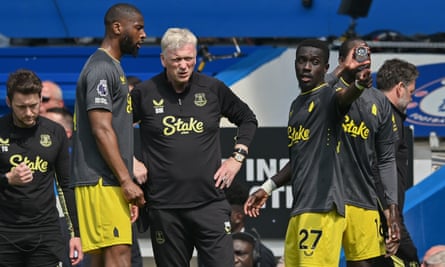 David Moyes speaks with Beto (left) and Idrissa Gueye (right) during Everton’s defeat to Chelsea last weekend