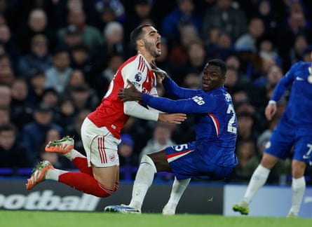 Chelsea’s Moisés Caicedo fouls Mikel Merino