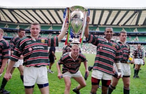 Leicester’s Geordan Murphy and Leon Lloyd lift the 2001 Zurich Premiership Trophy, as Lewis Moody stoops tp get in the shot.