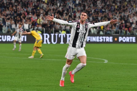 Dusan Vlahovic celebrates a goal