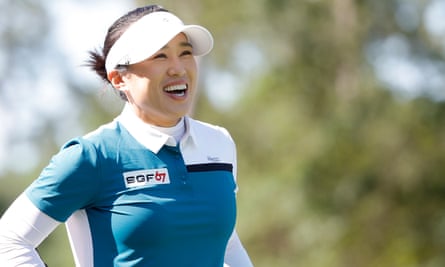 Amy Yang sur le deuxième tee.  Les 65 de la Sud-Coréenne l'ont à égalité au troisième rang avec un tour à jouer.
