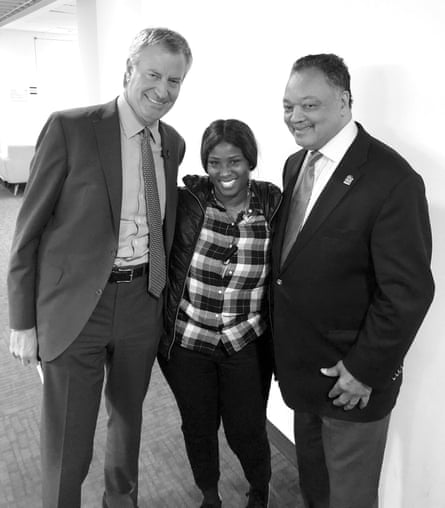 Brownlee poses for a picture between mayor Bill de Blasio and Reverend Jesse Jackson.