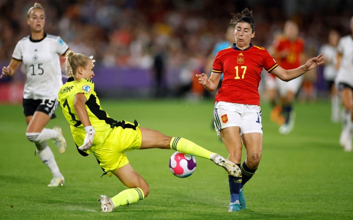 Spain's Lucia Garcia is upset with German goalkeeper Merle Frohms.
