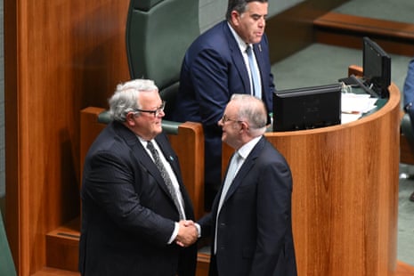 Anthony Albanese shakes hands with Gerry Brownlee in parliament