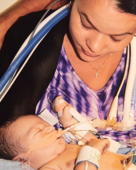 Kaylene Ball, ölmeden kısa bir süre önce oğlu Chase'i kucaklıyor