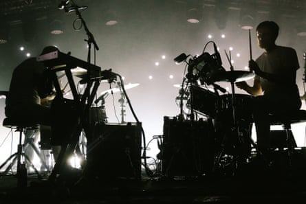 Les doubles kits de batterie de Caribou se découpant sur des projecteurs