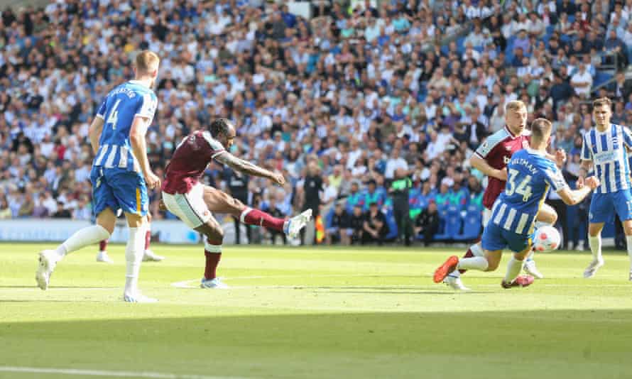 Michail Antonio propels West Ham into the lead