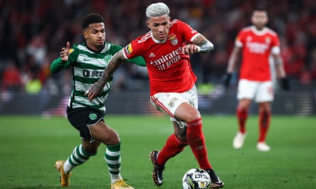 Enzo Fernández de Benfica en action contre Marcus Edwards du Sporting CP.