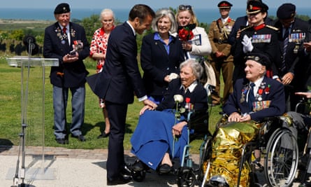 Emmanuel Macron talks to D-day veterans