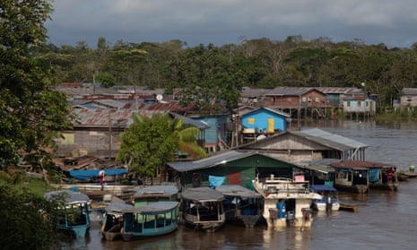 Riverside homes in Atalaia do Norte