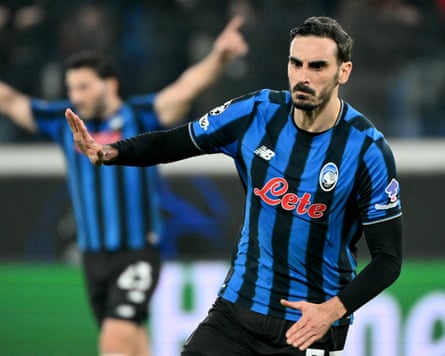 TOPSHOT-FBL-EUR-C1-ATALANTA-DORTMUNDTOPSHOT - Atalanta's Italian defender #77 Davide Zappacosta (R) celebrates after scoring his team's second goal during the UEFA Champions League knockout round play-off second leg football match between Atalanta and Borussia Dortmund at the Stadio di Bergamo in Bergamo, on February 25, 2026. (Photo by Alberto PIZZOLI / AFP via Getty Images)
