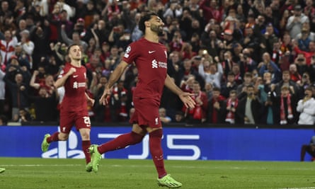 Mohamed Salah merayakan setelah mencetak gol untuk Liverpool dalam kemenangan mereka melawan Rangers di Liga Champions pada hari Selasa