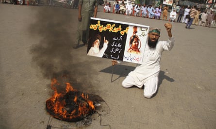 Protesters hold placards reading: ‘Hang Asia Bibi’ after the supreme court acquitted her