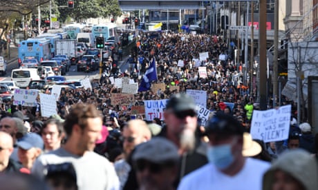 Des manifestants ont défilé samedi dans le centre de Sydney, en violation des ordres de rester à la maison liés au coronavirus.